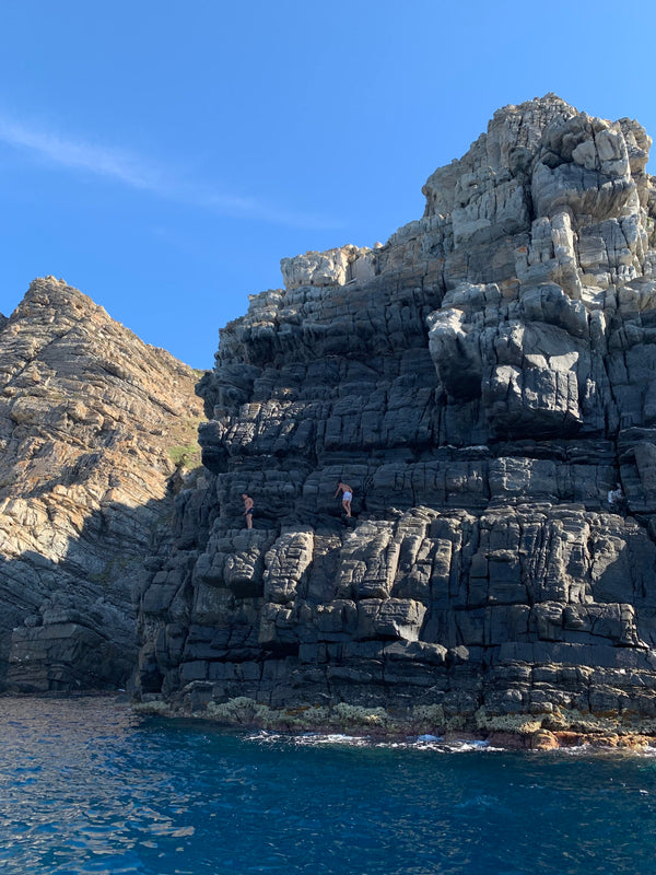Un tuffo dove l’acqua è più blu: le migliori fragranze marine per l’estate